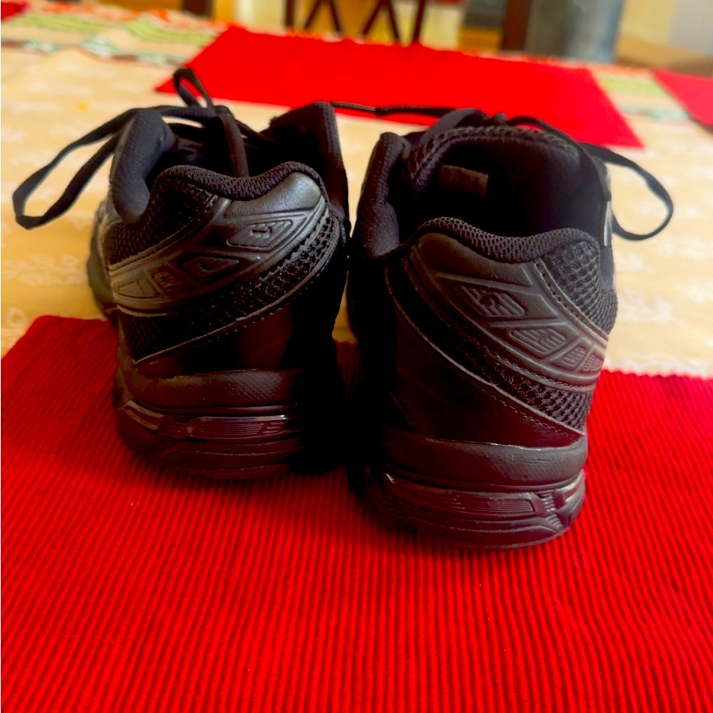 Asic Pure black Size 8
